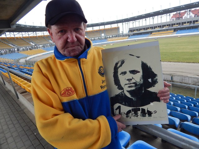 Jerzy Rembas, były zawodnik Stali Gorzów odsłonił na stadionie im. Edwarda Jancarza tablicę z odciskiem prawej dłoni.