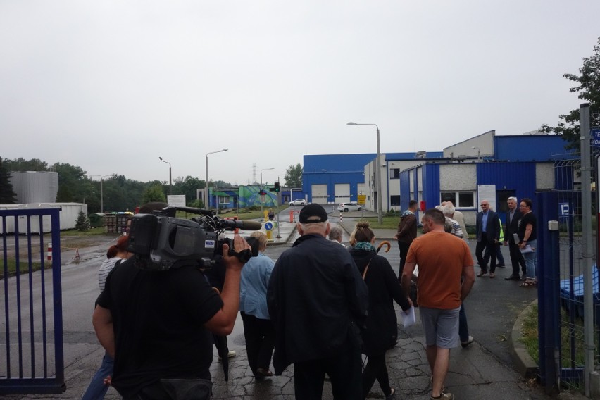 Spotkanie mieszkańców przed siedzibą MPGK Katowice przy ul....