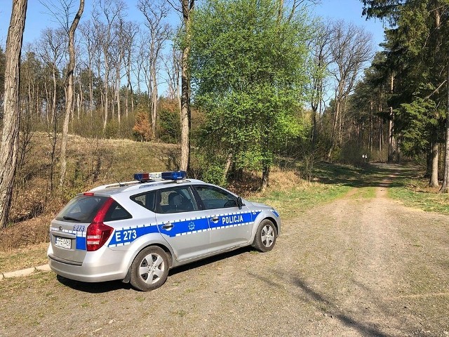 Ciało mężczyzny zostało znalezione przez przypadkowego przechodnia w niedzielę, 7 kwietnia. Na miejsce makabrycznego odkrycie została wezwana zielonogórska policja.Ciało zostało znalezione w lesie od strony ul. Łużyckiej, na Wzgórzach Piastowskich na wysokości skrzyżowania z ul. Ceramiczną. Makabrycznego odkrycia dokonał przypadkowy przechodzień. Na miejsce została wezwana zielonogórska policja.W lesie leżały zwłoki mężczyzny w znacznym stopniu rozkładu. Przyczyna zgonu ani tożsamość denata nie są znane. – To wszystko będą wyjaśniali policjanci – mówi podinsp. Małgorzata Stanisławska, rzeczniczka zielonogórskiej policji.Ciało zostało zabezpieczone.WIDEO: Magazyn Informacyjny "Gazety Lubuskiej": zamaskowana Statua Wolności w Zielonej Górze i wizyta prezydenta Andrzeja Dudy w Gorzowie. Co jeszcze wydarzyło się w regionie?