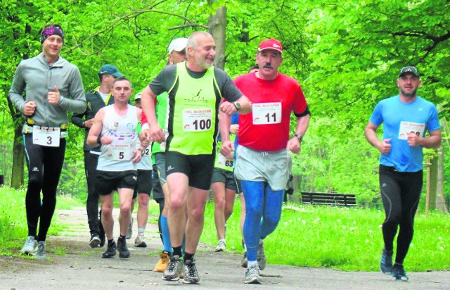 Andrzej Obstarczyk (numer 100), prezes OKB "Zadyszka" w dobrej formie przebiegł cały, setny już, dystans maratonu.