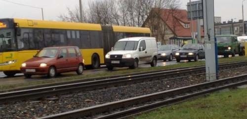 stanęła w korku. w rozładowaniu ruchu na ulicy ma pomóc wstrzymanie prac remontowych nawierzchni. ierowcy ponownie będą znosić utrudnienia w tym miejscu dopiero wiosną, albo wczesnym latem.