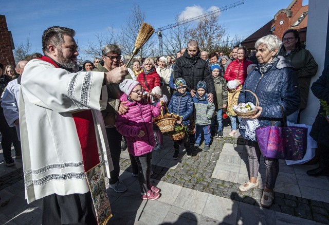 Święcenie pokarmów przed koszalińskim kościołem pw. Ducha Świętego