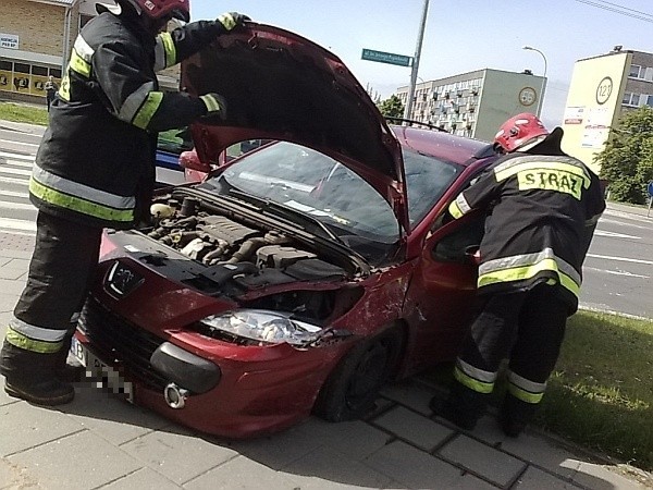 Straż pożarna zabezpieczyła samochód przed pożarem i wyciekami płynów technicznych