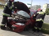 Kraksa na skrzyżowaniu. Peugeot wjechał w golfa. Kobieta - kierowca nic nie pamięta. (foto)