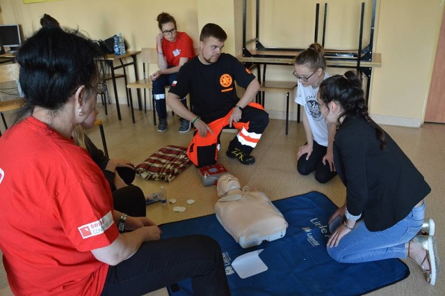 Sędziowie zawodów punktowali m.in. prawidłowe użycie defibrylatora AED