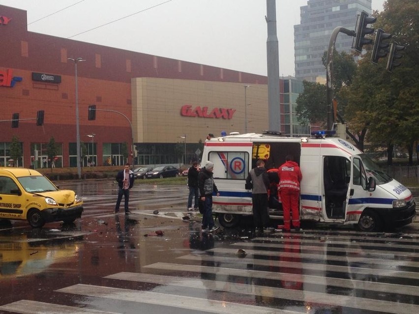 Wypadek karetki na skrzyżowaniu Wyzwolenia i Rayskiego [zdjęcia]