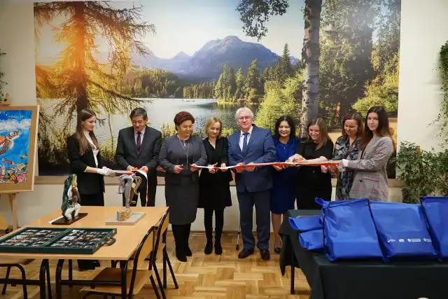 Nowoczesną pracownię ekologiczną oficjalnie otworzyli przedstawiciele powiatu, Wojewódzkiego Funduszu Ochrony Środowiska i Gospodarki Wodnej i szkoły.