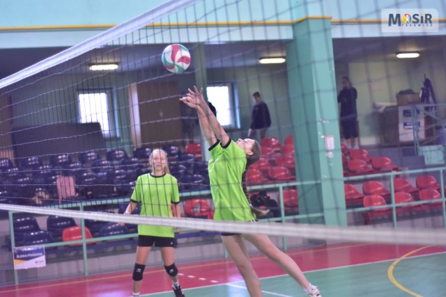 Sportowa rywalizacja dziewcząt ze szkół podstawowych w Mysłowicach. Która placówka zwyciężyła w zawodach?
