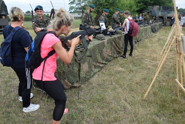 Nietypowe ćwiczenia w Nisku. W ramach kampanii "Zostań Żołnierzem Rzeczypospolitej" każdy przez jeden dzień mógł poczuć się jak wojskowy. Była m.in. musztra i rzucanie granatami. Akcja ma zachęcać do wstępowania w szeregi polskiej armii.