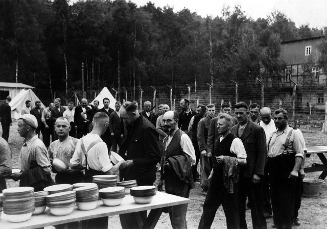 Jeden z pierwszych dni funkcjonowania niemieckiego obozu koncentracyjnego Stutthof - początek września 1939. Na zdjęciu: więźniowie - Polacy z Wolnego Miasta Gdańska