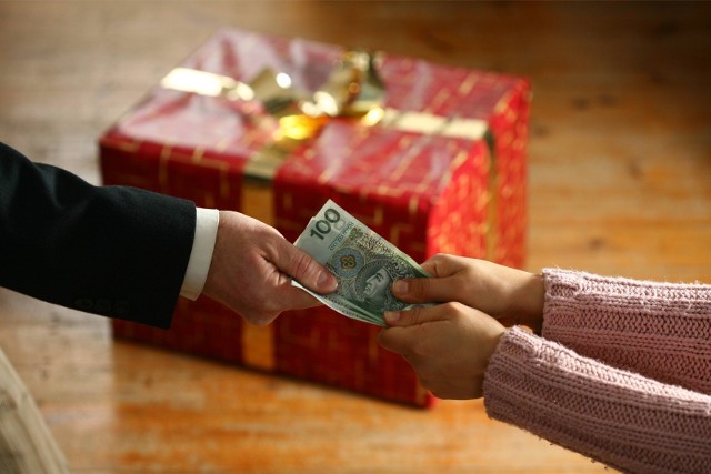 Święta Bożego Narodzenia to jak co roku czas wzmożonych wydatków. Prezenty, ozdoby czy przygotowanie światy to nie lada wydatek dla domowego budżetu. Dlatego od lat z pomocą przychodzą pracodawcy przyznając świąteczne premie. Zobaczcie, na jakie premie w tym roku mogą liczyć pracownicy w różnych branżach. Szczegóły na kolejnych zdjęciach >>>> 