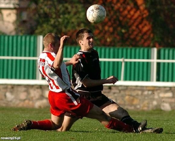 Piłkarze Wisłoki Dębica (czarne stroje) w Łęcznej przegrali 4-1.