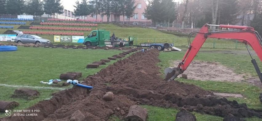 Prace przy układaniu systemu nawadniającego płytę stadionu...