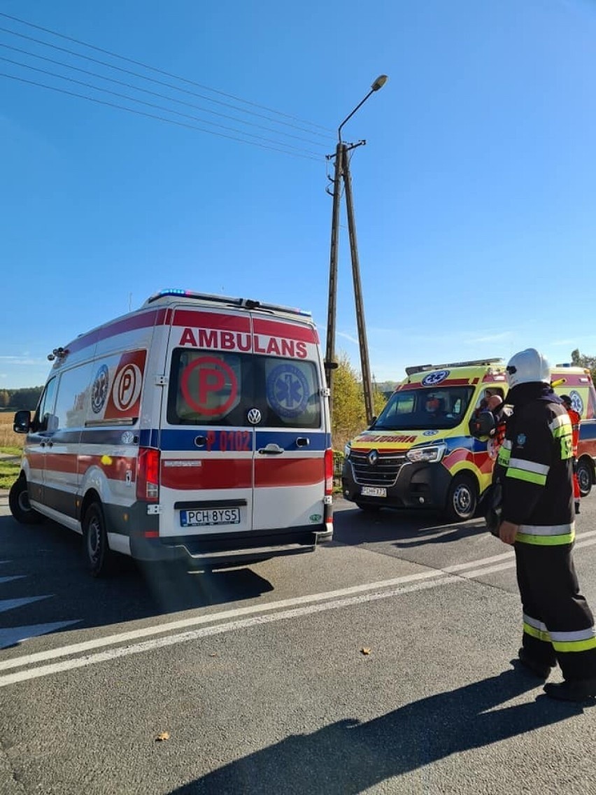 Wypadek w Studźcach: Ford uderzył w audi i "dachował". Ranni w szpitalu