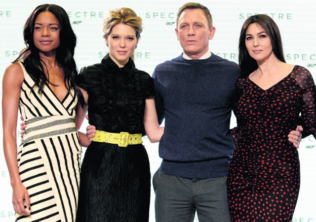 Daniel Craig w otoczeniu swoich filmowych dziewczyn. Jak zawsze elegancki, nawet w swetrze