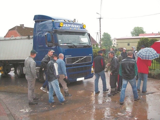 Mieszkańcy wsi Kończewo w gminie Kobylnica blokowali ulicę Kolejową