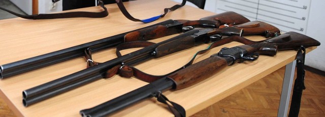 Policja zabezpieczyła do badań broń uczestników polowania, ale już wiadomo, że 40-latek postrzelił się z własnej kniejówki.