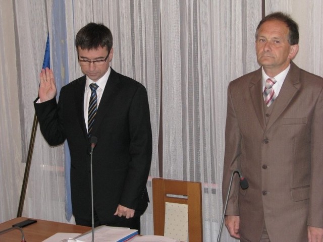 Radosław Kędzia (od lewej) złożył w środę ślubowanie na radnego. Tego samego dnia został także przewodniczącym rady. Obok Zbigniew Markiewicz.