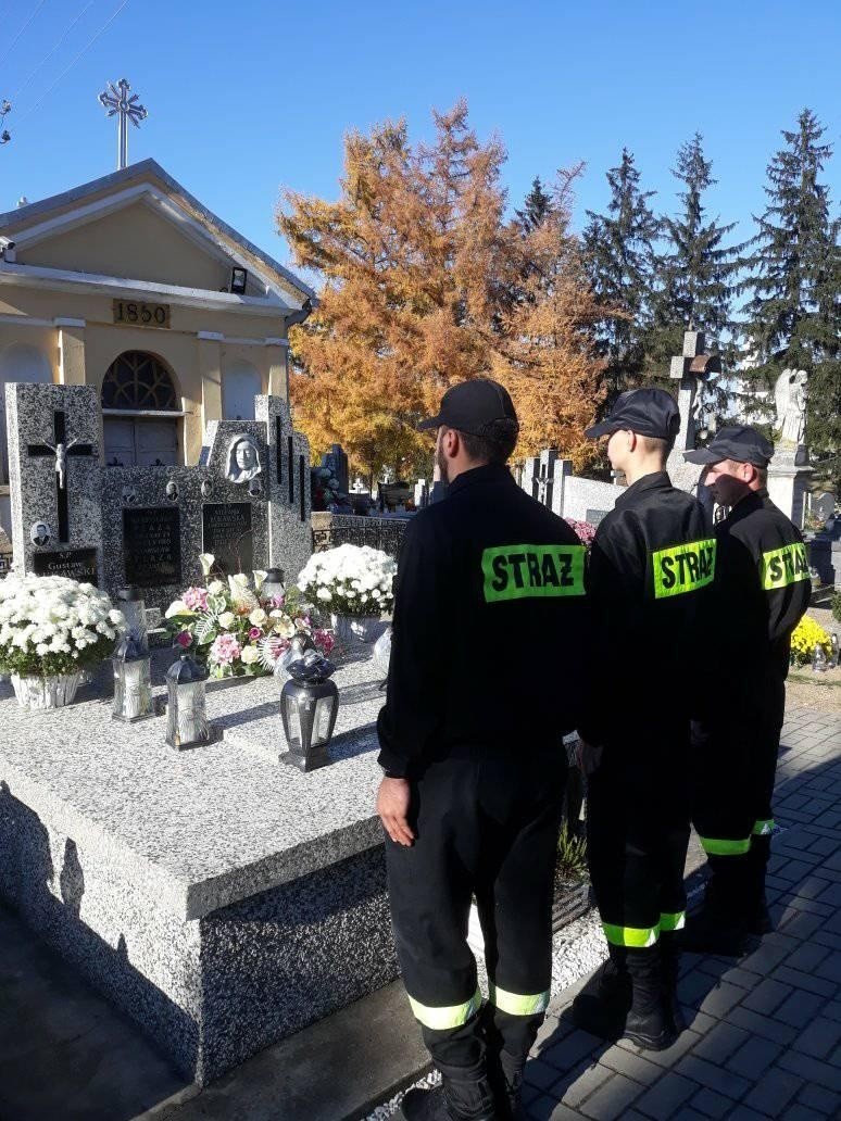 Druhowie z Ochotniczej Straży Pożarnej w Gorzyczanach zapalili znicze na grobach zmarłych prezesów i naczelników jednostki ZDJĘCIA