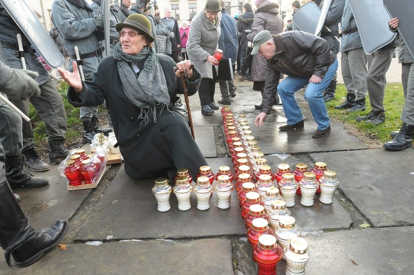 Krzyże ze zniczy zapłonęły m.in. na pl.  Litewskim, przy...