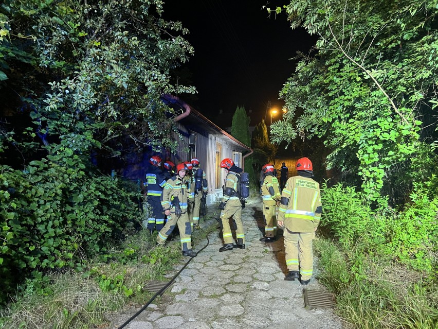 Pożar domu w Przemyślu. Strażacy wyprowadzili z budynku mężczyznę [ZDJĘCIA, WIDEO]