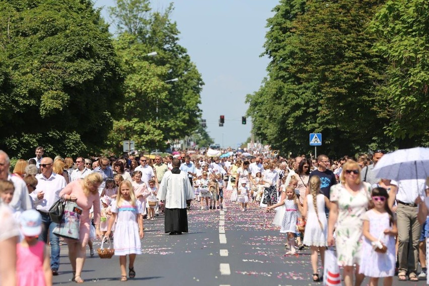 Tłumy wiernych przeszły w procesji ulicami Sandomierza