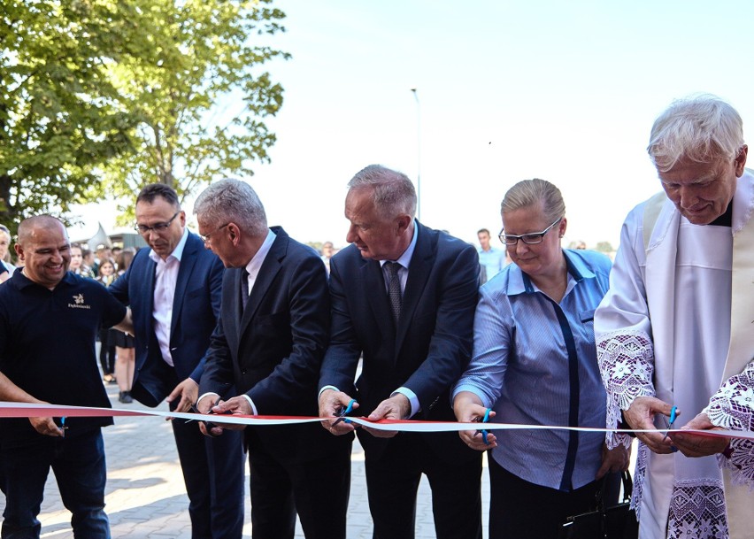 Uroczyste przecięcie wstęgi w Dębinach. W ten symboliczny...