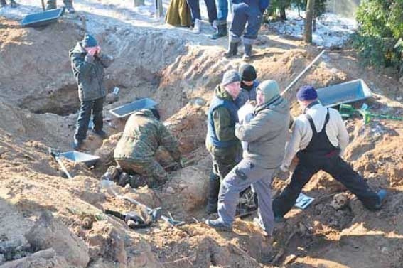 Podczas ekshumacji przeprowadzonej na cmentarzu w Linownie w grudniu 2011 r. znaleziono szczątki pięciujeńców rosyjskich. Podczas kolejnej (widocznej na zdjęciu) w lutym 2012 r. natrafiono na szczątki kolejnychpięciu jeńców.