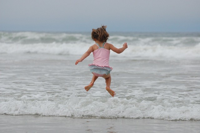 Polska plaża została wyr&oacute;żniona w rankingu najbezpieczniejszych plaż w 2020 roku. Plaża na P&oacute;łwyspie Helskim zajęła trzecie miejsce, wyprzedzając przy tym plaże w innych częściach Europy.Zobacz TOP 10 najbezpieczniejszych plaż w Europie na kolejnych slajdach &gt;&gt;&gt;Organizatorzy rankingu docenili przestronność plaży na p&oacute;łwyspie, mającej 35 km długości i aż do 3 km szerokości; niewielki odsetek os&oacute;b zarażonych wśr&oacute;d populacji Polski oraz możliwość zachowania dystansu społecznego. Plażę na Helu wyprzedziły tylko plaża w miejscowości Preweza, w Grecji i plaża w regionie Alentejo, w Portugalii.W rankingu brano pod uwagę wiele r&oacute;żnych kryteri&oacute;w m.in. liczbę os&oacute;b zarażonych koronawirusem w danym kraju, wielkość plaży, czy ilość metr&oacute;w kwadratowych przypadających na jedną osobę. Miejsca te sprawdzano r&oacute;wnież pod kątem ilości ofert hoteli i apartament&oacute;w oraz przestrzegania przez te obiekty wymog&oacute;w sprzątania i dezynfekcji po każdym pobycie.Więcej czytaj na www.europeanbestdestinations.com https://www.europeanbestdestinations.com/best-of-europe/coronavirus-safest-beaches-in-europe/