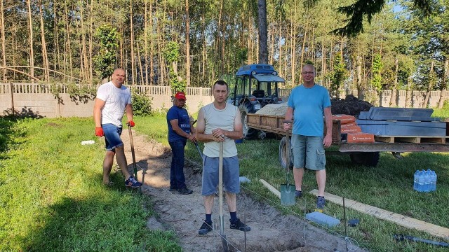 Przy Szkołach Specjalnych w Adamowie rodzice uczniów budują ogród sensoryczny. Ma być gotowy we wrześniu.