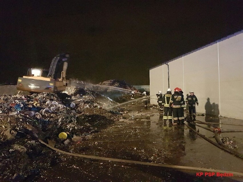 Ogromny pożar gasili strażacy na wysypisku śmieci w...