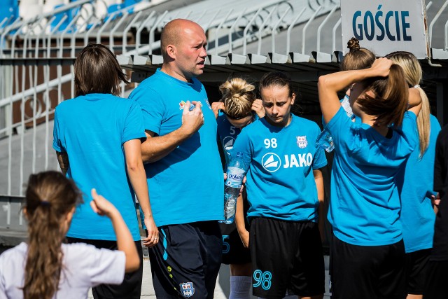 Trener Adam Góral i piłkarki KKP Bydgoszcz.