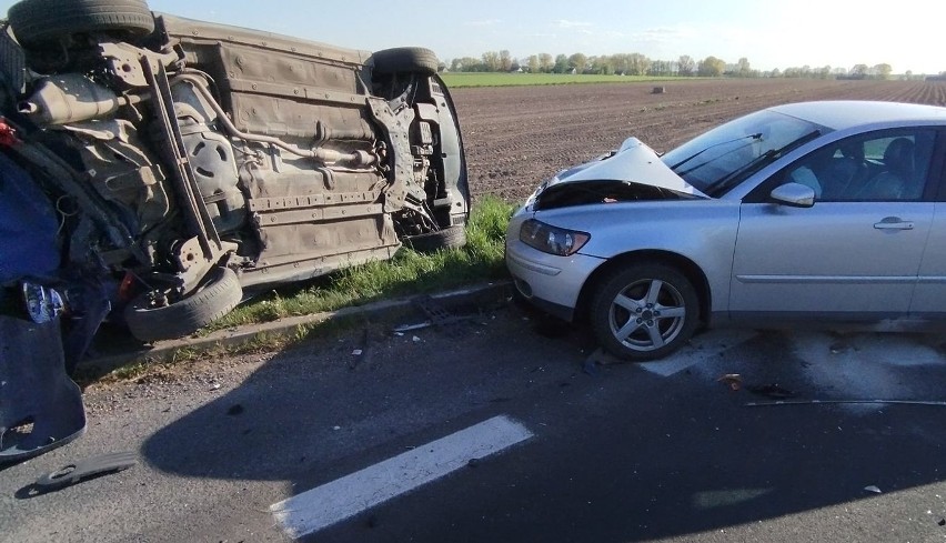 Wypadek w Chmielewie pod Ostrowią Mazowiecką. Zderzyły się tu dwa auta. 8.05.2023. Zdjęcia
