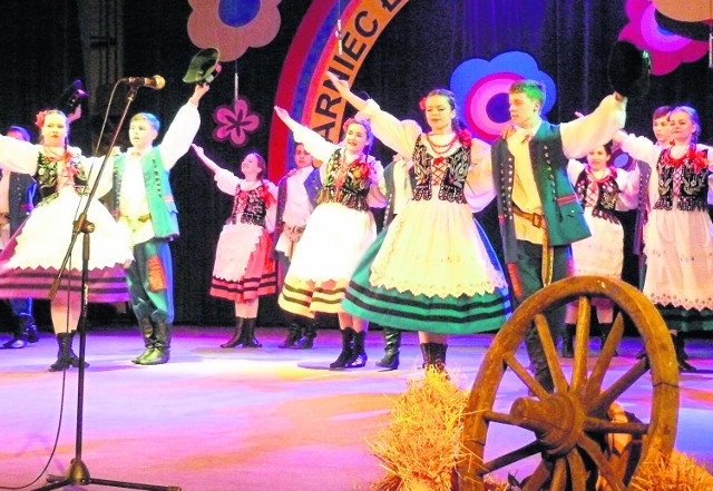 Zespół Pieśni i Tańca Racławice na przeglądzie w Łańcucie zaprezentował suitę rzeszowską.