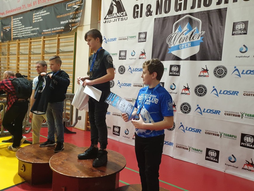 Młodzi wojownicy z Fight Club Aleksandrów na podium. Walczyli na Winter Open w Luboniu