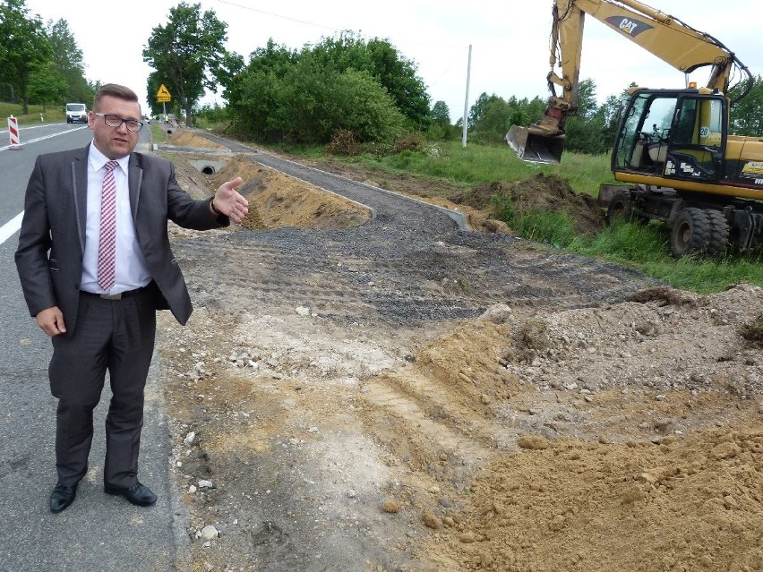 W Przełomie na drodze numer 74 powstaje lewoskręt. Będzie bezpieczniej 