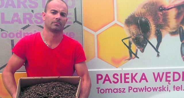 - Zatruto nam wszystkie ule, padły miliony pszczół - pokazuje Tomasz Pawłowski z Kluczborka.