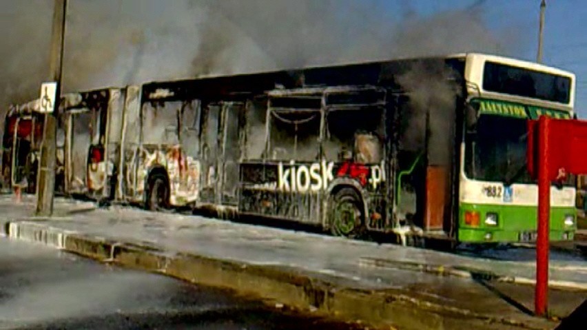 Autobus został całkowicie spalony, nikomu się nic nie stało.