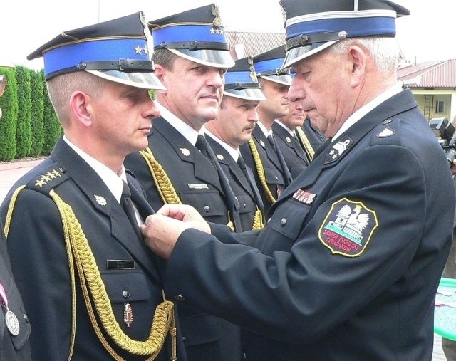 Robert Bujny otrzymał medal &#8222;Za długoletnią służbę&#8221; z rąk posła Mirosława Pawlaka.