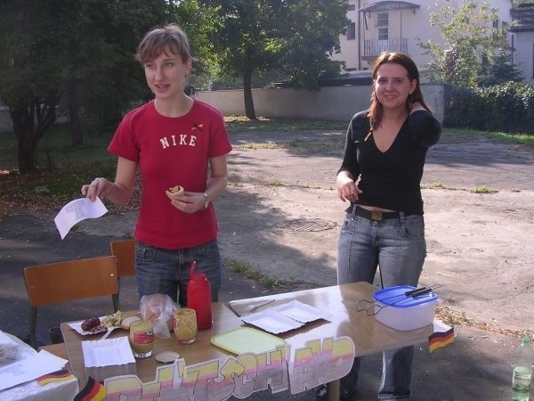 Warunkiem zjedzenia apetycznej kiełbasy i ziemniaczanej sałatki było odśpiewanie znanych przyśpiewek ludowych w języku niemieckim.