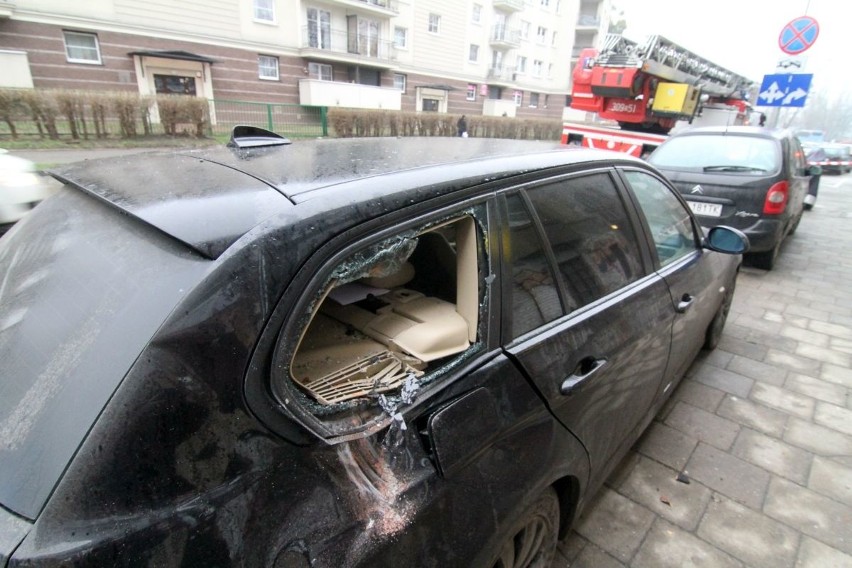 Wrocław: Cegły spadły z dachu na auta i chodnik [ZDJĘCIA]