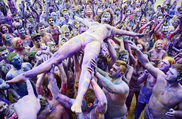 Piątek 31.07Polska, Kostrzyń. Przystanek Woodstock, próba bicia rekordu Guinnessa w pomalowaniu jak największej ilości osób po całym ciele .