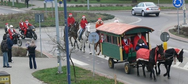 Kawalkada pojazdów z Świętymi Mikołajami przejechała ulicami Tarnobrzega. Na zdjęciu rondo Gracjana Fróga.