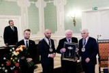 Profesor Marian Szamatowicz został Honorowym Obywatelem Białegostoku. Akt nadania tytułu odebrał na uroczystej sesji Rady Miasta