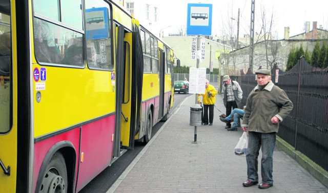 Większość autobusów, które jeździły aleją Najświętszej Maryi Panny i przez place  Daszyńskiego i Biegańskiego, teraz kursuje ulicami Piłsudskiego, Katedralną, gdzie ustawiono nowe przystanki