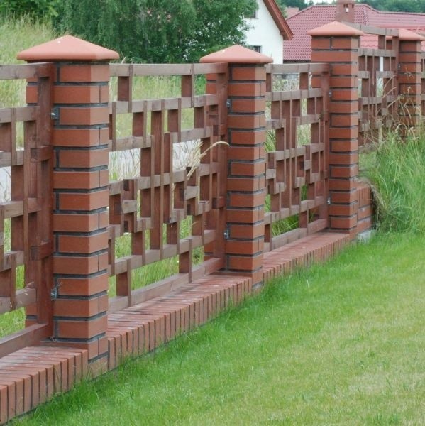 Najpopularniejszym bodaj materiałem do budowania i wykończenia ogrodzenia jest klinkier.