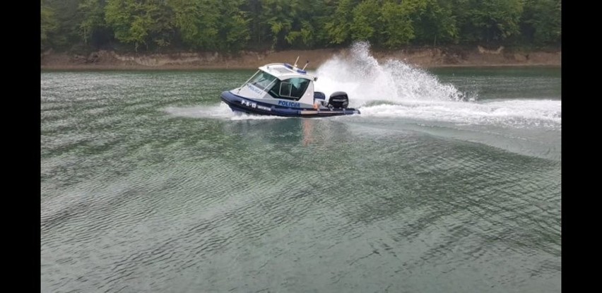 Trudne warunki na Jeziorze Solińskim. Policjanci z wodnego patrolu interweniowali kilka razy ratując turystów [ZDJĘCIA]