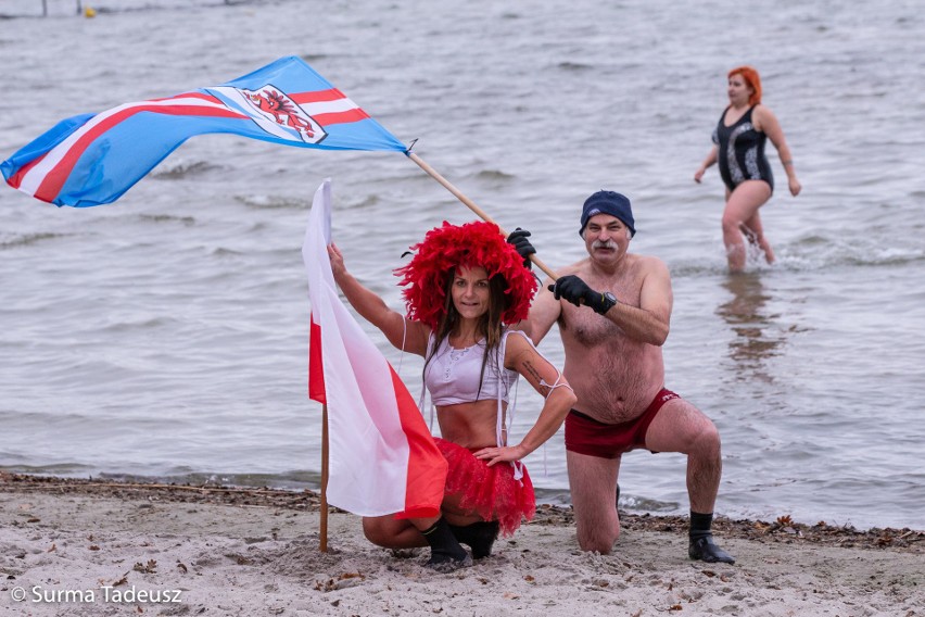 Jesienna kąpiel w jeziorze pod Stargardem. Miedwianie na NOWYCH ZDJĘCIACH