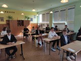 Egzamin ósmoklasisty 2022 w sandomierskiej "jedynce". Język angielski na zakończenie. Zobacz zdjęcia