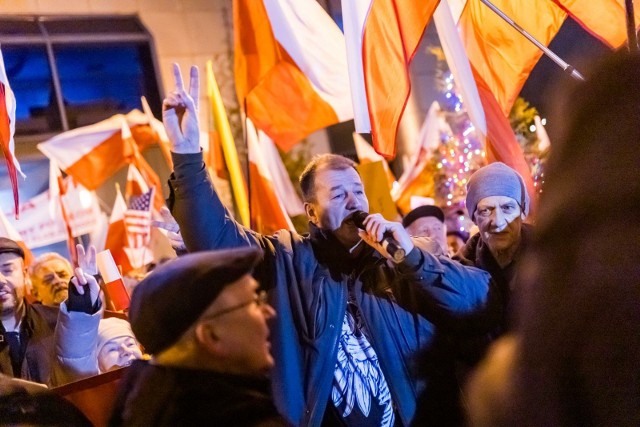 "Rozgrzewką" przed warszawskim marszem była manifestacja przed siedzibą bydgoskiego ośrodka TVP